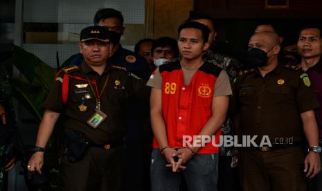 Tersangka kasus pembunuhan berencana Brigadir J, Bharada Richard Eliezer dihadirkan kepada awak media saat pelimpahan perkara di Kejakasaan Agung, Jakarta, Rabu (5/10/2022). Penyidik Bareskrim Polri menyerahkan 11 tersangka dan barang bukti kepada Kejaksaan Agung dalam pelimpahan tahap dua perkara pembunuhan berencana Brigadir J dan penghalangan penyidikan yang menjerat Mantan Kadiv Propam Polri Irjen Ferdy Sambo dan istirnya Putri Candrawathi. Republika/Thoudy Badai