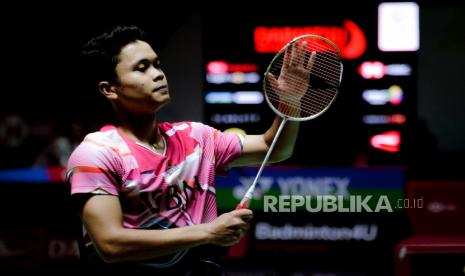 Pebulu tangkis tunggal putra Indonesia Anthony Sinisuka Ginting menyapa penonton usai berhasil menang melawan pebulu tangkis tunggal putra Hongkong Lee Cheuk Yiu pada babak kualifikasi Daihatsu Indonesia Masters 2023 di Istora Gelora Bung Karno, Senayan, Jakarta, Rabu (25/1/2023). Ginting berhasil lolos ke babak 16 besar usai mengalahkan tunggal putra Hongkong dengan skor 21-10, 21-12.