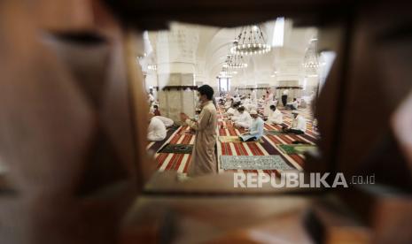 Sejumlah umat Muslim saat akan melaksanakan Shalat Jumat di masjid Al-Jaffali, Jeddah, Arab Saudi. Jeda Adzan dan Iqamat Sholat Subuh-Isya di Arab Saudi Dikurangi Jadi 10 Menit