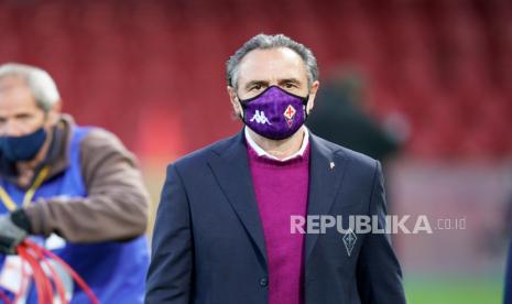  Pelatih Fiorentina Cesare Prandelli menyaksikan sebelum pertandingan sepak bola Serie A Italia Benevento Calcio vs ACF Fiorentina di stadion Ciro Vigorito di Benevento, Italia, 13 Maret 2021.