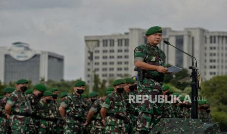 Kepala Staf Angkatan Darat (KSAD) Jenderal TNI Dudung Abdurachman memimpin apel jajaran yang diikuti prajurit Tentara Angkatan Darat (TNI AD) wilayah Jabotabek di Lapangan Monumen Nasional (Monas), Jakarta, Selasa (25/1/2022). Dalam kesempatan itu Dudung menegaskan poster viral ceramah Haikal Hassan di Yonif Para Raider 5-2/UY adalah hoaks.