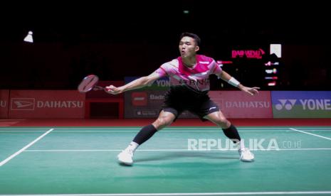 Tunggal putra Indonesia Jonatan Christie. Jonatan Christie gagal memberikan angka kemenangan melawan Thailand di Piala Sudirman