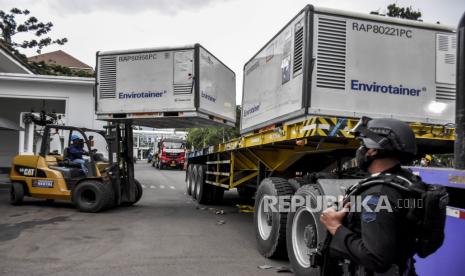 Petugas menggunakan alat berat menurunkan envirotainer berisi bahan baku vaksin Covid-19 setibanya di PT Bio Farma (Persero), Jalan Pasteur, Kota Bandung, Selasa (2/2). Sebanyak 10 juta bahan baku vaksin Covid-19 dengan overfill 1 juta dari Sinovac, China, tiba di PT Bio Farma (Persero). Selanjutnya akan mulai diproses pada 13 Februari 2021 dan ditargetkan menjadi vaksin siap pakai pada 20 Maret 2021. 