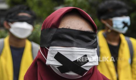 Massa yang tergabung dalam Aliansi Badan Eksekutif Mahasiswa (BEM) Seluruh Indonesia (SI) melakukan aksi unjuk rasa di kawasan Kuningan Persada, Jakarta, Rabu (16/6/2021). Dalam aksinya tersebut mereka menyerukan menolak adanya pelemahan terhadap lembaga antirasuah, Komisi Pemberantasan Korupsi (KPK) terkait polemik 75 pegawai KPK yang dinonaktifkan akibat tidak lolos Tes Wawasan Kebangsaan (TWK). (ilustrasi)