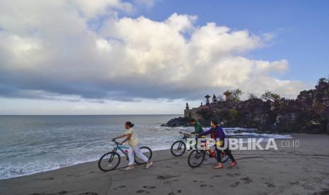 Sejumlah pengunjung menikmati suasana pantai Batu Bolong di Senggigi, Kecamatan Batulayar, Lombok Barat, NTB, Rabu (15/7/2020). Pulau Lombok dan Bali masuk sepuluh pulau terbaik Asia dalam ajang 