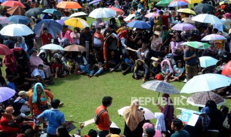 Sejumlah warga menunggu untuk mendapatkan pengobatan tradisional di Area Kostrad, Cilodong, Depok, Jawa Barat, Senin (3/4/2023). Pemkab Aceh Barat menginbau warga setempat untuk tidak termakan surat imbauan hoaks soal Ida Dayak.