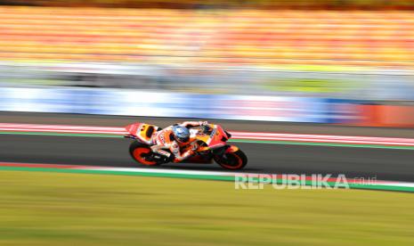 Pembalap Repsol Honda Team Pol Espargaro memacu sepeda motornya saat sesi latihan bebas 2 MotoGP seri Pertamina Grand Prix of Indonesia 2022 di Pertamina Mandalika International Street Circuit, Lombok Tengah, NTB, Jumat (18/3/2022). Ajang balapan MotoGP seri kedua 2022 tersebut berlangsung pada 18-20 Maret 2022. 