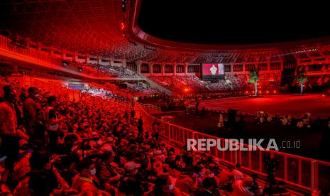 Warga menyaksikan Upacara Pembukaan PON Papua di stadion Lukas Enembe, Kompleks Olahraga Kampung Harapan, Distrik Sentani Timur, Kabupaten Jayapura Papua, Sabtu (2/10). Presiden Republik Indonesia Joko Widodo resmi membuka gelaran PON Papua yang berlangsung hingga 15 Oktober 2021 mendatang. PON Papua mempertandingkan 56 cabang olahraga dengan diikuti sebanyak 6.442 atlet. Republika/Thoudy Badai