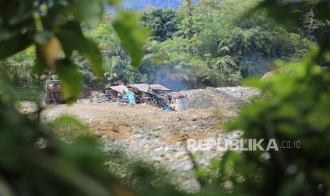 Sejumlah tenda berdiri di area tambang emas ilegal (ilustrasi)