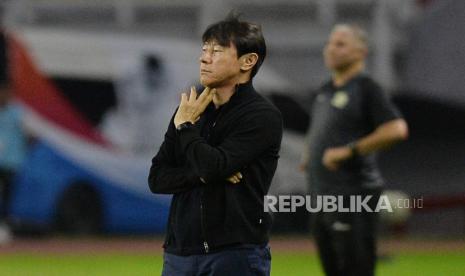 Pelatih timnas Indonesia Shin Tae Yong saat melawan Palestina dalam laga FIFA Matchday di Stadion Gelora Bung Tomo, Surabaya, Rabu (14/6/2023). Pertandingan berakhir imbang dengan skor 0-0.