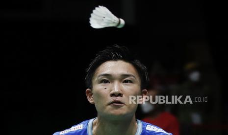 Kento Momota dari Jepang beraksi melawan Angus Ng Ka-long dari Hong Kong pada pertandingan putaran kedua tunggal putra di Petronas Malaysia Open 2022 di Bukit Jalil, di luar Kuala Lumpur, Malaysia, 30 Juni 2022.