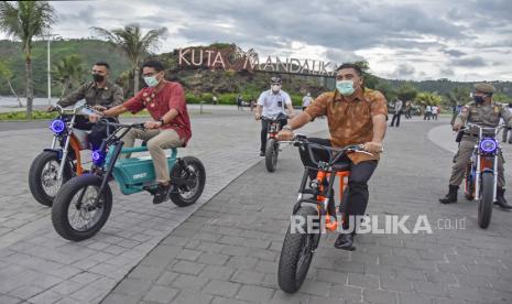 Menteri Pariwisata dan Ekonomi Kreatif Sandiaga Salahuddin Uno (kedua kiri) bersama Direktur Utama PT Indonesia Tourism Development Corporation (ITDC) Abdulbar M Mansoer (kedua kanan) mengendarai sepeda listrik  produksi UMKM NTB saat meninjau kawasan Destinasi Pariwisata Super Prioritas (DPSP) The Mandalika, Praya, Lombok Tengah, NTB, Jumat (15/1/2021). Menparekraf optimistis pengembangan The Mandalika dapat mendorong pertumbuhan pariwisata di Indonesia dan NTB khususnya di bidang sport tourism serta industri kreatif sehingga mempercepat pemulihan ekonomi Indonesia pasca pandemi. 