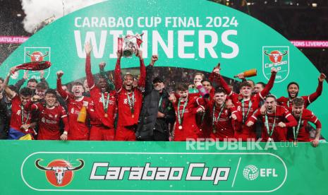 Pemain Liverpool merayakan kemenangan setelah memenangkan pertandingan final Piala EFL Carabao atau Piala Liga Inggris melawan Chelsea di Stadion Wembley, London, Inggris, Ahad (25/2/2024). Liverpool berhasil keluar sebagai juara Piala Carabao setelah mengalahkan Chelsea dengan skor tipis 1-0. Gol kemenangan Liverpool dicetak sang kapten Virgil Van Dijk pada babak perpanjangan waktu di menit ke-118.