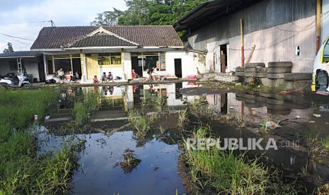 Warga terdampak letusan Gunung Semeru berada di pengungsian di kantor Koperasi Unit Desa Jarit, Candipuro, Lumajang, Jawa Timur, Kamis (9/12/2021). SMP Negeri Satu Atap Jarit dan Koperasi Unit Desa Jarit menampung sebanyak 200 warga Dusun Kamar Kajang dan Kampung Renteng Desa Sumberwuluh yang terdampak letusan Semeru. 