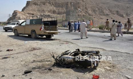 Petugas keamanan memeriksa lokasi bom bunuh diri di sebuah pos pemeriksaan. Dua polisi tewas dan enam lainnya, termasuk seorang gadis, terluka dalam serangan di Pakistan utara dekat Afghanistan, Sabtu (13/11). Ilustrasi.