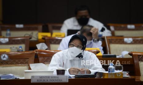 Menteri Sosial Tri Rismaharini saat mengikuti rapat kerja dengan Komisi VIII DPR RI di Kompleks Parlemen, Senayan, Jakarta, Senin (20/9). Rapat tersebut membahas terkait penyesuaian rencana kerja anggaran Kementerian atau Lembaga sesuai hasil Badan Anggaran DPR.Prayogi/Republika