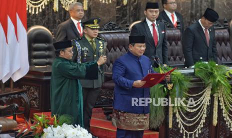 Presiden Prabowo Subianto mengucapkan sumpah jabatan saat dilantik bersama wakil presiden Gibran Rakabuming Raka di kompleks Parlemen, Senayan, Jakarta, Ahad (20/10/2024). Presiden dan wakil presiden terpilih Prabowo Subianto dan Gibran Rakabuming Raka resmi menjabat sebagai presiden dan wakil presiden periode 2024-2029 menggantikan presiden dan wakil presiden periode 2019-2024 Joko Widodo dan Maruf Amin usai dilantik dalam sidang paripuran di Gedung MPR, Jakarta.