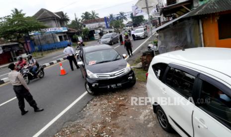 Petugas gabungan satgas Covid-19 DIY melakukan razia surat keterangan tes cepat atau swab di Tempel, Sleman, Yogyakarta, Jumat (12/2). Pemeriksaan surat keterangan bebas Covid-19 ini dilakukan di tiga titik perbatasan Yogyakarta. Hal ini dilakukan untuk meminimalkan potensi penyebaran Covid-19 saat libur panjang Imlek.