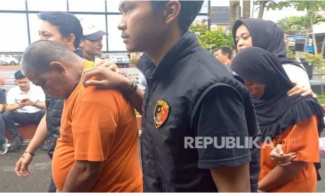 Polres Tasikmalaya menggelar konferensi pers terkait kasus penganiayaan anak berkebutuhan khusus hingga meninggal dunia, Senin (4/12/2023). Kedua tersangka kasus itu merupakan orang tua kandung korban. 