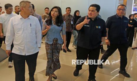 Menteri BUMN Erick Thohir (kedua kanan) bersama Menteri Perhubungan Dudy Purwagandhi (kiri) didampingi Direktur Utama PT Aviasi Pariwisata Indonesia atau InJourney Maya Watono (kedua kiri) dan Direktur Injourney Airport Faik Fahmi (kanan) meninjau situasi arus mudik Natal dan Tahun Baru di Terminal 3 Bandara Soekarno Hatta, Tangerang, Banten, Jumat (20/12/2024). Dalam peninjauan tersebut Menteri BUMN dan Menteri Perhubungan memastikan penurunan harga tiket pesawat sebesar 10 persen selama periode Natal 2024 dan Tahun Baru 2025.