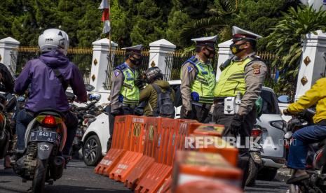 Petugas gabungan memasang pembatas jalan (water barrier) saat penutupan Jalan Asia Afrika, Kota Bandung, Jumat (18/9). Pemerintah Kota Bandung menutup sejumlah ruas jalan diantaranya Jalan Asia Afrika - Tamblong, Jalan Otista - Suniaraja, Jalan Purnawarman - Martadinata, Jalan Merdeka - Riau dan Jalan Merdeka - Aceh pada pagi dan malam hari guna meminimalisir kerumunan pada masa Adaptasi Kebiasaan Baru (AKB) yang diperketat. Foto: Abdan Syakura/Republika