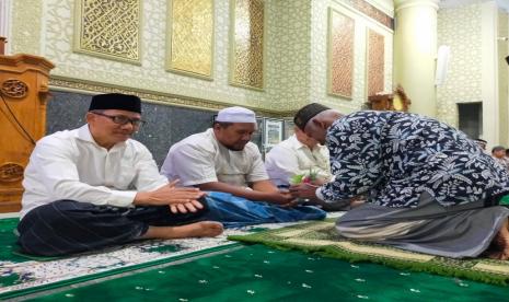 Imam Masjid Babul Maghfirah Peusijuek Jamaah Calon Haji Gampong Tanjung Selamat