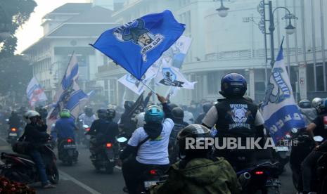 Suporter atau bobotoh Viking Persib Club (VPC) merayakan ulang tahun yang ke-30 dengan melakukan konvoi mengelilingi kota Bandung, Senin (17/7/2023). Bobotoh Persib terbesar ini berharap di usianya yang sudah mencapai 30 tahun, bisa terus eksis mendukung Persib dan memberi manfaat bagi masyarakat banyak.