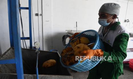 Pekerja memasukan porang yang telah dicuci ke dalam mesin di pabrik Industri Kecil Menengah PT Hayumi Agro Indonesia di Gresik, Jawa Timur, Rabu (20/10/2021). Kementerian Perindustrian telah menyiapkan berbagai fasilitas dan pendampingan bagi penghasil tanaman porang atau pun pelaku industri olahan porang di Jatim agar dapat menembus ekspor dan saat ini olahan porang tersebut telah diekspor ke sejumlah negara di Asia seperti China, Jepang, Malaysia dan Thailand. 