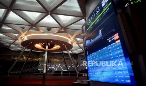 Layar elektronik menunjukan pergerakan Indeks Harga Saham Gabungan (IHSG) di Bursa Efek Indonesia, Jakarta, JUmat (23/10). Direktur Bursa Efek Indonesia (BEI), Inarno Djajadi mengatakan pasar modal syariah memiliki potensi yang besar dalam mendorong perekonomian nasional. Hal tersebut tercermin dari kontribusi total aset pasar modal syariah terhadap produk domestik bruto (PDB). 