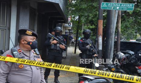 Petugas dari Brimob melakukan penjagaan di kawasan TKP bom bunuh diri di Markas Sektor Kepolisian Astana Anyar, Kota Bandung, Rabu (7/12/2022). Dalam peristiwa itu ada 11 orang yang menjadi korban. 10 orang merupakan anggota polisi dan satu orang warga sipil yang sedang melintas di sekitar lokasi kejadian. Sedangkan pelaku bom bunuh diri dipastikan tewas di lokasi.