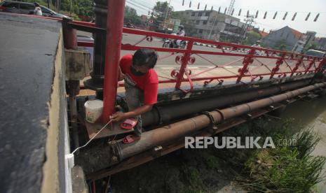 Pekerja mengecat Jembatan Merah, di Surabaya, Jawa Timur, Senin (15/3/2021). Pengecatan bangunan cagar budaya yang dibangun pada tahun 1809 tersebut agar tetap terawat. 