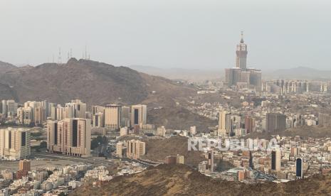 Pemandangan kota Makkah terlihat dari Gua Hira di Jabal Nur, Makkah, Arab Saudi, Jumat (7/6/2024). Gua Hira menjadi salah satu tempat bersejarah favorit jamaah haji dan umroh yang datang ke Tanah Suci. Untuk sampai ke Gua Hira, tempat pertama kali wahyu turun kepada Nabi Muhammad shalallahu alaihi wassalam melalui Malaikat Jibril, jamaah perlu menaiki sekitar 1.200 anak tangga Jabal Nur. Di Gua Hira, 1.400 tahun silam Nabi Muhammad mengasingkan diri untuk bertafakur. Di gua itu pula, Muhammad untuk pertama kali menerima wahyu dari Allah melalui Malaikat Jibril yang menandakan Beliau diangkat menjadi Nabi dan Rasulullah.