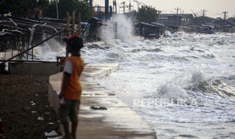 Warga beraktivitas di sekitar terpaan gelombang laut