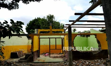 Bangunan rumah warga yang dibongkar oleh pemilik di Tirtoadi, Sleman, Yogyakarta, Jumat (3/9). Beberapa warga melakukan pembongkaran rumha secara mandiri yang terdampak proyek Tol Jogja-Bawen. Mereka membongkar rumah lebih dini untuk mengambil kusen rumah yang masih bisa dipakai. Nantinya, daerah Tirtoadi menjadi titik pertemuan tiga ruas tol yakni Tol Jogja-Solo, Tol Jogja-Bawen, dan Tol Jogja-Kulonprogo.