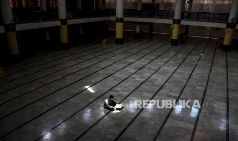 Pengurus Dewan Kemakmuran Masjid (DKM) membaca Al Quran di Masjid Raya Bandung yang ditutup di Jalan Dalem Kaum, Kota Bandung, Kamis (30/4). Pada bulan Ramadan, selain berpuasa umat islam juga memperbanyak kegiatan ibadah seperti tadarus atau membaca Al quran guna menambah amalan dam memohon ampunan dari Allah SWT