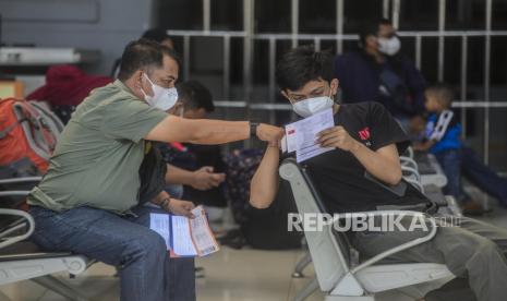 Sejumlah penumpang kereta menyiapkan dokumen keberangkatan (ilustrasi). Selama periode Idul Adha 1442 H, PT KAI Daop 8 mengizinkan perjalanan KA hanya untuk penumpang berusia di atas 18 tahun. 