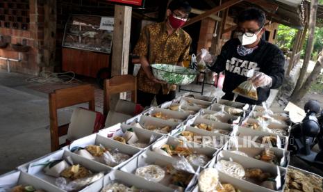 Relawan menyiapkan makanan soto yang akan diberikan kepada warga yang tengah menjalankan isolasi mandiri (isoman)