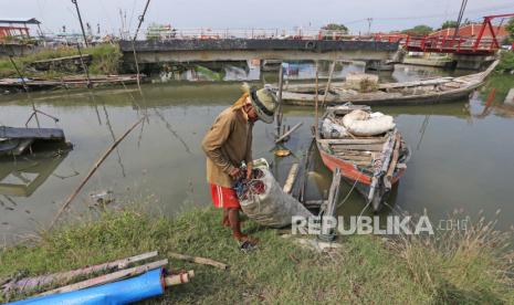 Warga memulung sampah dengan perahu miliknya di kampung nelayan Pabean udik, Indramayu, Jawa Barat, Ahad (19/6/2022). Pemerintah menargetkan penurunan angka kemiskinan ekstrem hingga nol persen di 212 kabupaten/kota pada tahun 2024 seiring dengan dikeluarkannya Instruksi Presiden (Inpres) nomor 4 tahun 2022 tentang percepatan penghapusan kemiskinan ekstrem. 