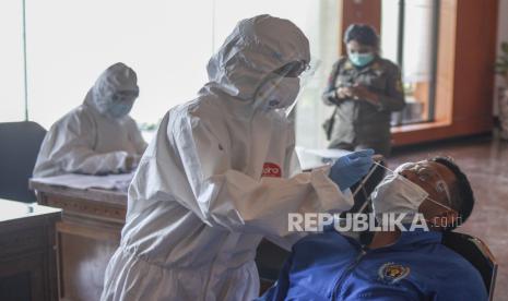 Petugas medis melakukan tes usap (swab test) kepada seorang wartawan di Gedung DPRD Kabupaten Bogor, Cibinong, Kabupaten Bogor, Jawa Barat, Senin (28/9/2020). Tes tersebut diselenggarakan oleh Dinkes Kabupaten Bogor dalam rangka penelusuran wartawan yang kontak erat dengan Ketua DPRD Kabupaten Bogor Rudy Susmanto yang terkonfirmasi positif COVID-19. 