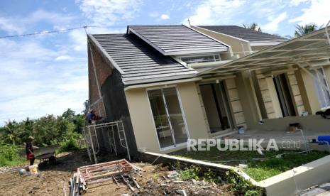 Pekerja menyelesaikan pembangunan rumah di komplek perumahan Ghara Jingga, Balecatur, Sleman, Yogyakarta, Kamis (18/2). Selama pandemi Covid-19 penjualan properti atau rumah di Yogyakarta turun. Dengan adanya stimulus pemerintah,  pengembang cukup optimis dengan pasar properti pada 2021. Terutama untuk rumah menengah ke atas.