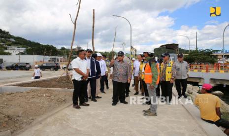 Menteri Pekerjaan Umum dan Perumahan Rakyat (PUPR) Basuki Hadimuljono saat meninjau infrastruktur penunjang Konferensi Tingkat Tinggi (KTT) ASEAN ke-42 di Labuan Bajo dan Tana Mori, Provinsi Nusa Tenggara Timur (NTT), Rabu (26/4/2023).