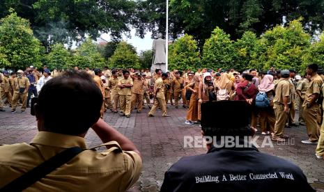 Paguyuban perangkat desa se-Daerah Istimewa Yogyakarta (DIY) menggelar aksi unjuk rasa di Gedung DPRD DIY, Yogyakarta, Kamis (26/1/2023). Mereka mendatangi DPRD DIY menolak rencana revisi Undang-Undang No 6 Tahun 2014 tentang Desa. Selain itu, mereka juga meminta masa jabatan tidak disesuaikan dengan kepala desa dan masa kerja perangkat desa sampai 60 tahun. LHKP Muhammadiyah Minta Usulan Perpanjangan Jabatan Kades Dihentikan