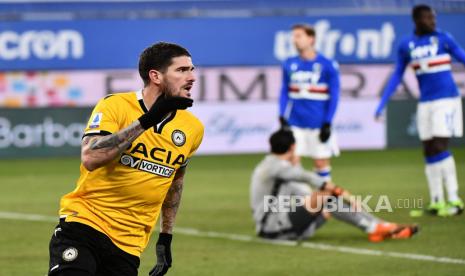 Penyerang Udinese Rodrigo de Paul (kiri) gembira setelah mencetak gol dalam pertandingan sepak bola Serie A Italia antara UC Sampdoria vs Udinese Calcio di Stadion Luigi Ferraris di Genoa, Italia, 16 Januari 2021.