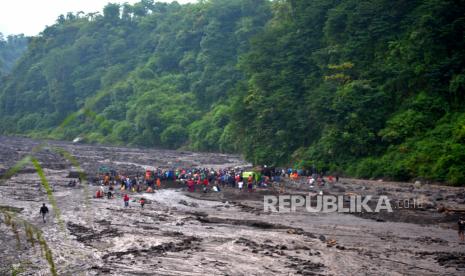 Banjir lahar dingin (ilustrasi). Beberapa gunung api berpotensi mengalami banjir lahar dingin saat musim hujan. Untuk itu, warga diimbau berhati-hati.