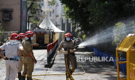 Polisi Delhi Minta Muslim Tetap di Rumah Saat Nisfu Syaban. Foto: Petugas pemadam kebakaran Delhi memberikan disinfektan pada tempat yang telah dihadiri jamaah sidang Islam yang dinyatakan positif virus Corona di Nizamuddin, New Delhi, India, Kamis (2/4). Polisi New Delhi telah mengajukan seorang tersangka terhadap ulama sekte agama Islam yang mengorganisir pertemuan bulan lalu karena telah melanggar langkah keamanan COVID-19 seperti jarak sosial