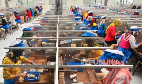 Pekerja memproduksi rokok Sigaret Kretek Tangan (SKT) di salah satu pabrik rokok di Kudus, Jawa Tengah, Rabu (15/9/2021). Kementerian Keuangan memastikan tarif cukai rokok tahun 2022 akan naik, dan besaran kenaikan cukai rokok rencananya diumumkan pada Oktober 2021. 