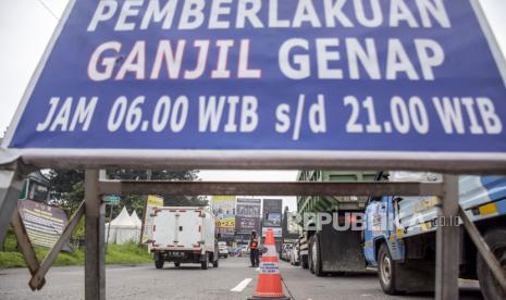 Petugas Dishub Kota Bandung mengatur lalu lintas saat pemberlakuan ganjil genap di gerbang Tol Buah Batu, Kota Bandung, Ahad (14/11). Pemerintah Kota Bandung melalui Dinas Perhubungan (Dishub) Kota Bandung dan Satuan Lalu Lintas (Satlantas) Polrestabes Bandung kembali memberlakukan sistem ganjil genap di lima akses tol masuk Kota Bandung dan kawasan Terminal Ledeng pada akhir pekan yang dimulai dari pukul 06.00 WIB hingga 21.00 WIB. Pemberlakuan tersebut bertujuan untuk menekan mobilitas masyarakat guna meminimalisir penyebaran Covid-19 di masa PPKM Level 2 Foto: Republika/Abdan Syakura