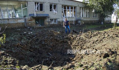  Tim penyelamat Ukraina beristirahat ketika mereka membersihkan puing-puing di sebuah sekolah setelah serangan roket pagi hari di daerah perumahan Kharkiv, Ukraina, 04 Juli 2022. Penembakan Rusia menghancurkan sebuah sekolah menengah di Kharkiv dan menurut kepala Administrasi Militer Daerah Kharkiv Oleh Synehubov tidak ada laporan tentang korban. Kharkiv dan daerah sekitarnya baru-baru ini telah menjadi sasaran peningkatan penembakan dan serangan udara oleh pasukan Rusia.