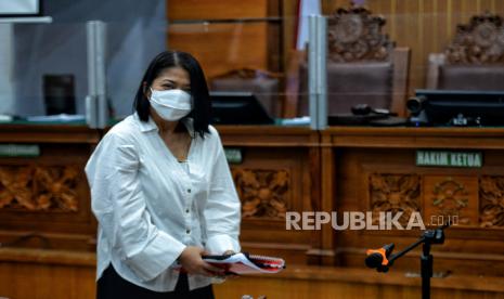 Terdakwa kasus pembunuhan berencana, Putri Candrawathi bersiap menjalani sidang di Pengadilan Negeri Jakarta Selatan, Jakarta, Senin (17/10/2022). Istri mantan Kadiv Propam Polri Irjen Pol Ferdy Sambo, Putri Candrawathi bersama tersangka lainnya diantaranya Ferdy Sambo,  Kuat Maruf dan Bripka Ricky Rizal menjalani sidang perdana dengan agenda pembacaan surat dakwaan oleh Jaksa Penuntut Umum (JPU) terkait kasus dugaan pembunuhan berencana terhadap Brigadir Nofriansyah Yosua Hutabarat alias Brigadir J. Republika/Thoudy Badai