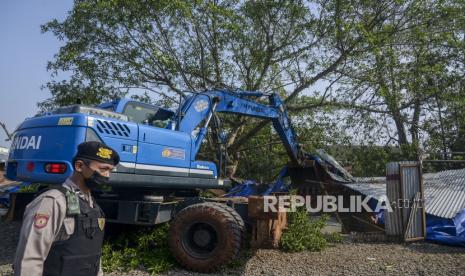 Alat berat membongkar bangunan lokalisasi Gunung Antang di Matraman, Jakarta, Selasa (30/8/2022). Sebanyak 120 bangunan liar dibongkar di lahan seluas 2.500 meter persegi milik PT KAI dan selanjutnya akan dijadikan Ruang Terbuka Hijau (RTH). Republika/Putra M. Akbar